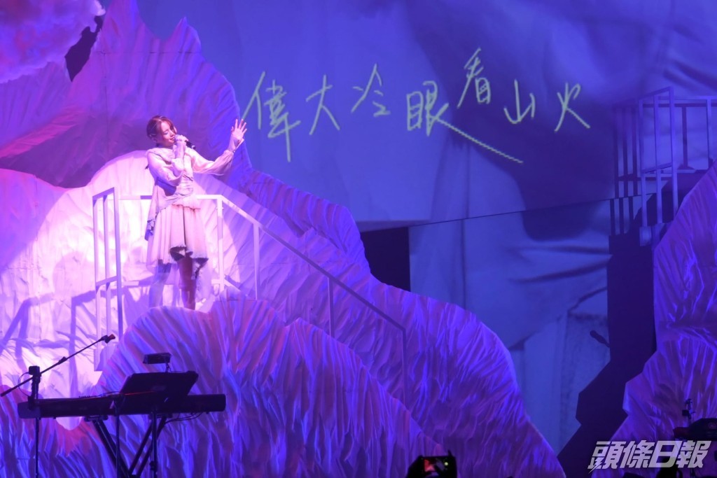 站在梯上演唱。